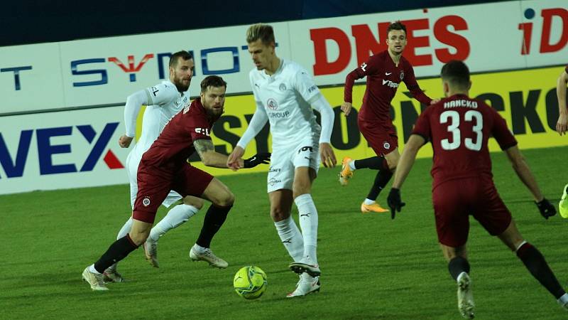 Fotbalisté Slovácka (v bílých dresech) v 11. kole FORTUNA:LIGY proti pražské Spartě