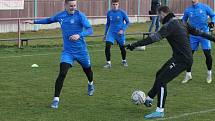 Fotbalisté Slovácka v pondělí dopoledne zahájili na hřišti v Sadech zimní přípravu.