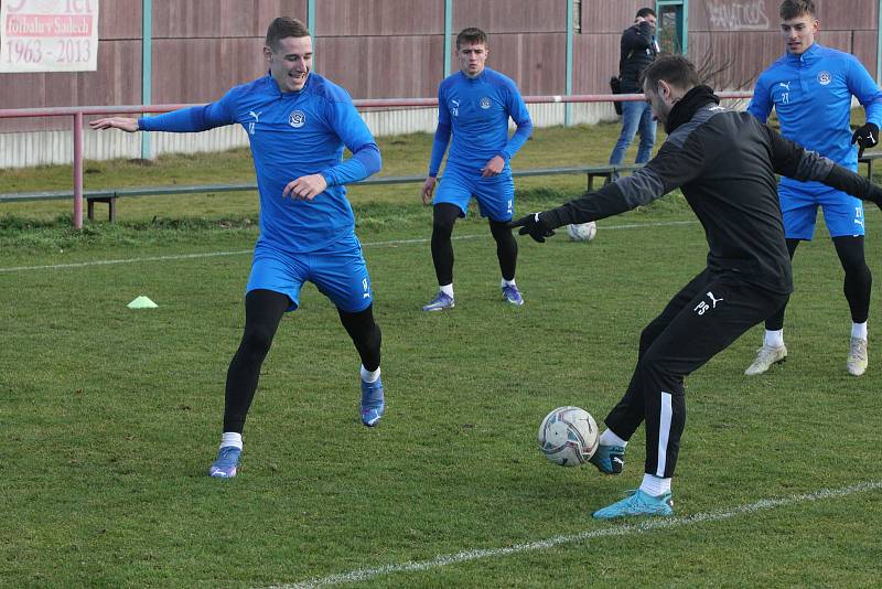 Fotbalisté Slovácka v pondělí dopoledne zahájili na hřišti v Sadech zimní přípravu.