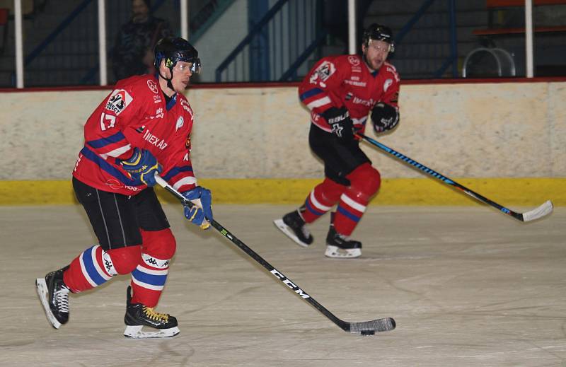 Hokejisté HC Uherské Hradiště (v červeném) porazili v derby Uherský Brod 6:0.