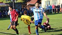 Fotbalisté Jarošova podlehli v derby celku Kněžpole (v modrobílém) 2:3.