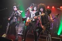 Maďarští Kiss Forever Band na Míru věrně napodobili živá show americké kapely KISS.