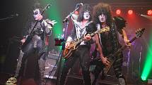 Maďarští Kiss Forever Band na Míru věrně napodobili živá show americké kapely KISS.