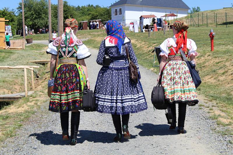 Dny slovanské kultury v Rochus parku. Účinkující folkloristé přijeli z Polska i Chorvatska. Došlo i na mezinárodní kácení májky.