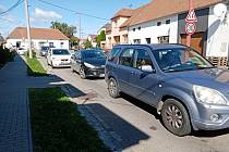Kvůli objížďce Kunovic trpí řidiči v kolonách ve Véskách, v Míkovicích i na silnici I/50.