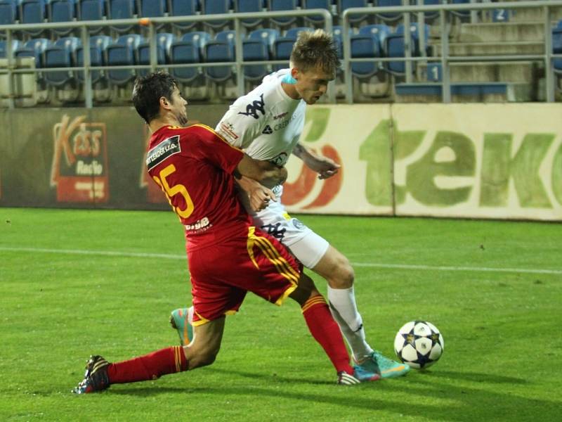 Fotbal Gambrinus liga 1. FC Slovácko - Dukla Praha. Zleva José Romera a Milan Kerbr