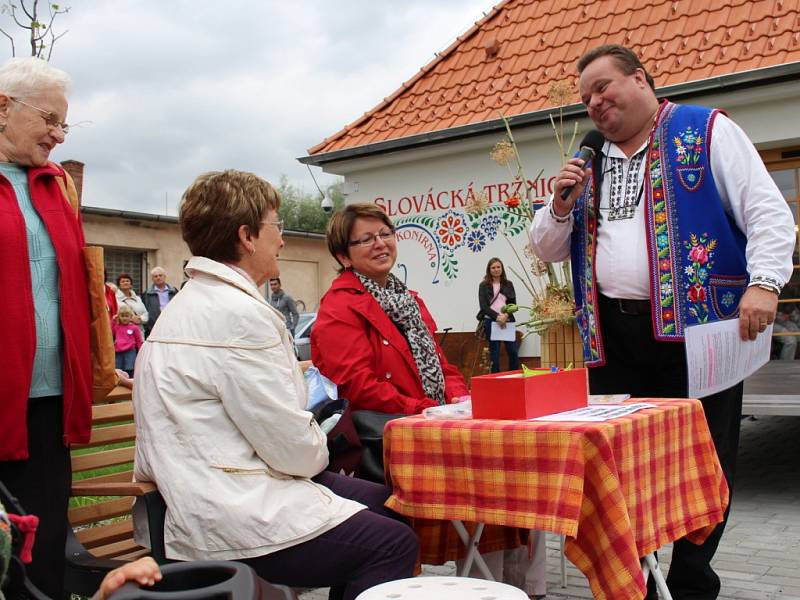 Otevření Slovácké tržnice si nenechaly ujít davy návštěvníků.