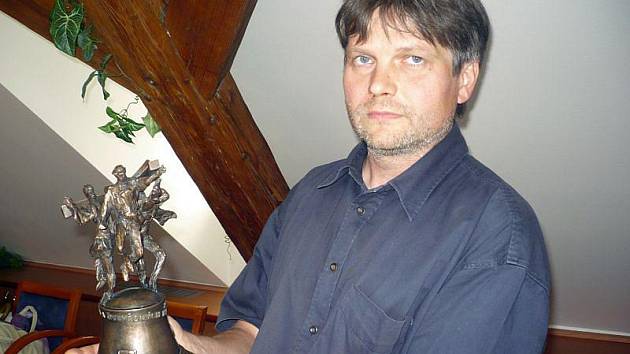 Ředitel uherskohradišťského Klubu kultury Antonín Mach představuje cenu Slovácký šohaj pro nejlepšího tanečníka.
