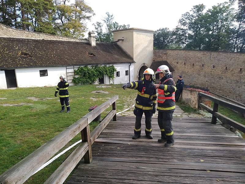 Zásah hasičů na Buchlově při nácviku likvidace fiktivního požáru střechy po úderu blesku.