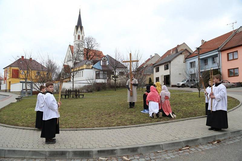 Křížovou cestu s živými obrazy v podání ministrantů a členek scholy Nekonečno premiérově uspořádali o Velkém pátku v Dolním Němčí.