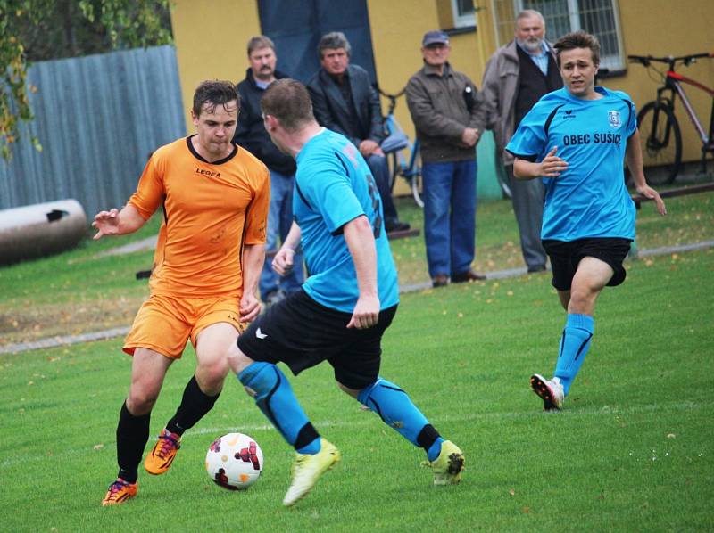 Fotbalisté Sušic (v modrém) podlehli Šumicím 0:2.