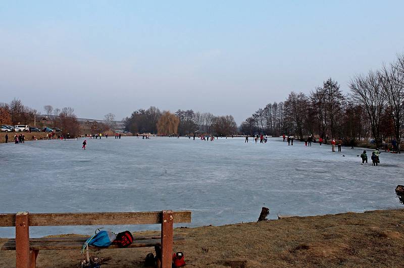 V ráj bruslařů se o prvním březnovém víkendu proměnila poprvé v letošní zimě z velké části ledem pokrytá hladina jeden a půl hektarového Konventního rybníka pod Archeoskanzenem Modrá.