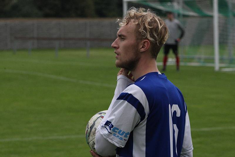 Fotbalisté Nivnice (zelené dresy) doma otočili zápas 7. kola I. A třídy skupiny B, Nedachlebice zdolali 2:1.