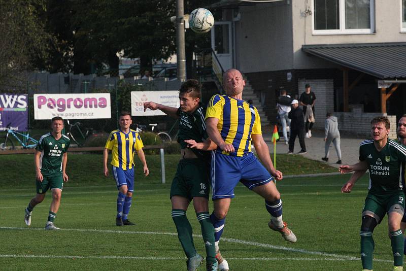 Fotbalisté Nivnice (zelené dresy) v 10. kole krajské I. A třídy skupiny B doma zdolali Buchlovice 2:0.