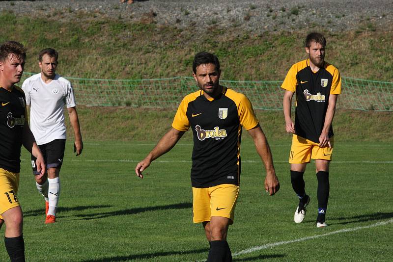 Fotbalisté Osvětiman (bílé dresy) v historicky prvním zápase krajského přeboru zdolali Slušovice 2:0.