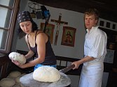 Členové krúžku Dolněmčan upekli v sobotu ve starobylé peci 40 bochníků chleba.