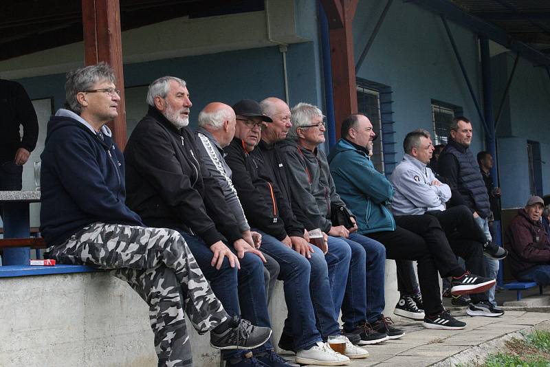 Fotbalisté Polešovic (světle modré dresy) v 10. kole krajské I. B třídy skupiny C zdolali doma na hody Lhotu 3:1.