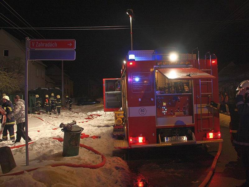 Tragické následky měl požár, který v pátek 5. února před půl patou ráno zachvátil rodinný dům v Uherském Ostrohu. V plamenech našla smrt zřejmě osmdesátiletá majitelka domu. 