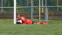 Fotbalisté Prakšic (modré dresy) vstoupili do nové sezony domácí výhrou nad Babicemi 1:0.