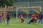 Fotbalisté Slavkova (bíločervené dresy) na úvod nové sezony zdolali Velký Ořechov 1:0.