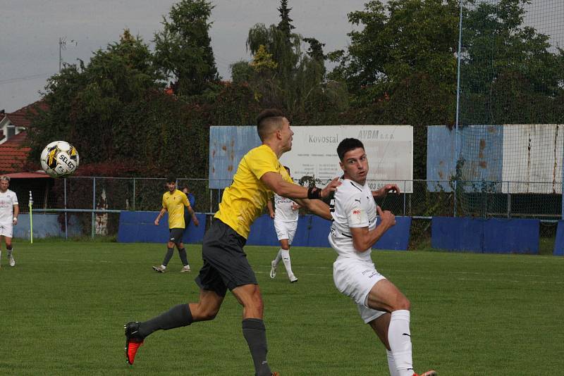 Fotbalisté Kroměříže (žluté dresy) remizovali v Kunovicích s domácím Slováckem B 3:3.