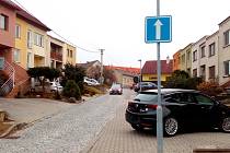 Otočená jednosměrka v ulici Družstevní v Uherském Hradišti. Řidiči nový zákaz vjezdu nerespektují.