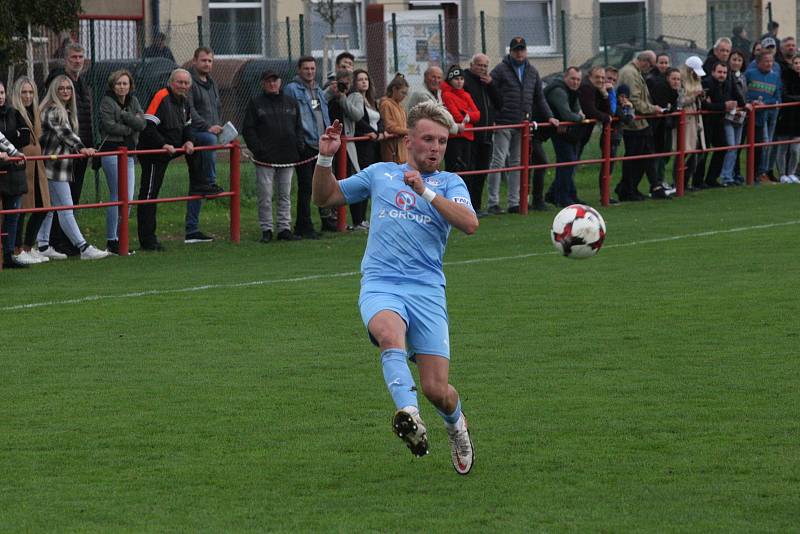 Fotbalisté Uherského Brodu (červené dresy) v 9. kole MSFL remizovali se Slováckem B 0:0.