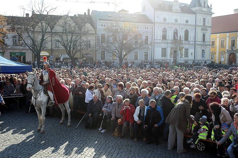 Žehnání svatomartinských vín na náměstí v Uherském Hradišti.