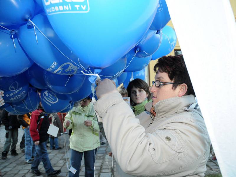 Stovky balónků s přáním Ježíškovi vzlétlo k nebesům.