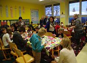 Doslova útokem vzali rodiče školáků Vánoční výstavu v Dolním Němčí .