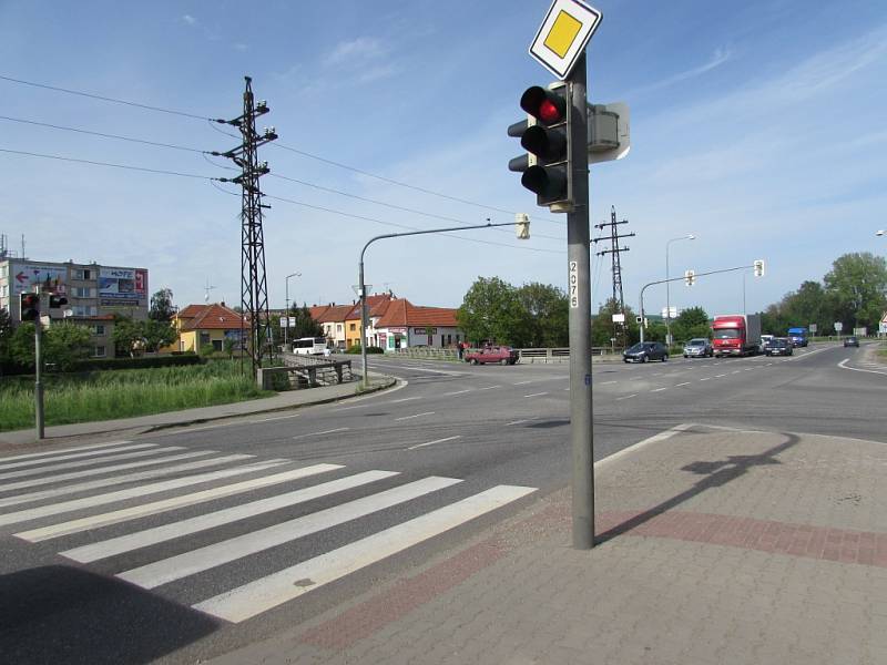 Rušná křižovatka představuje pro obyvatele Olšavy spojení s centrem města. 