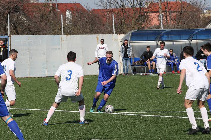 Fotbalisté Kunovic (modré dresy) otočili domácí zápas s Fryštákem, který na umělé trávě porazili 2:1.