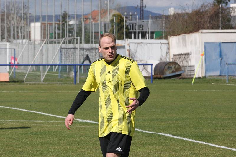 Emotivní derby v Kunovicích přineslo dva góly, čtyři červené karty a remízu 1:1.