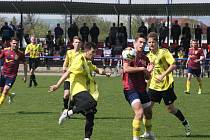 Fotbalisté Kunovic (žluté dresy) v 19. kole krajské I. A třídy sk. B přetlačili Dolní Němčí 1:0.