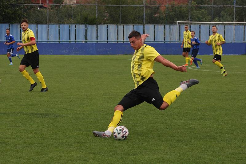 Fotbalisté Kunovic (žluté dresy) v 5. kole krajské I. A třídy skupiny B podlehli favorizovaným Zborovicím 1:2.