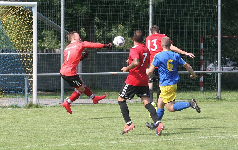 Fotbalisté Prakšic (modré dresy) vstoupili do nové sezony domácí výhrou nad Babicemi 1:0.