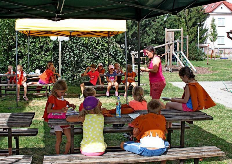 Malí indiáni osídlili hradišťskou Zahradu lišky Bystroušky