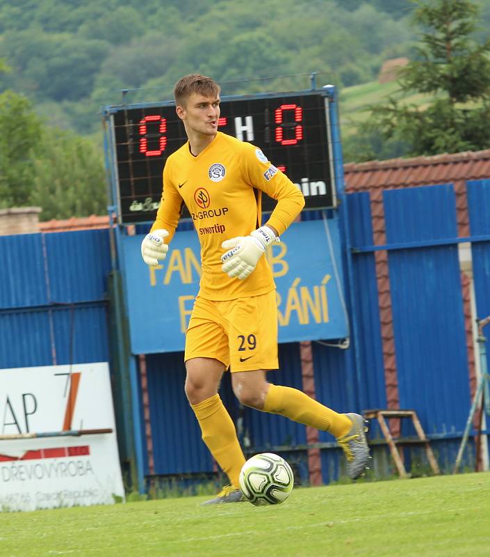 Fotbalisté Slovácka (v modrých dresech) porazili na hřišti ve Strání slovenskou Skalici 1:0.