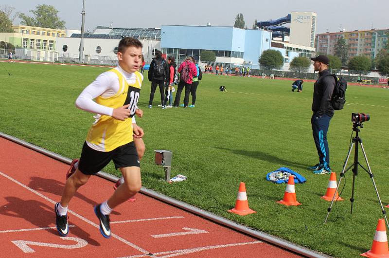 Závodníci z patnácti škol z celého okresu se na atletické stadionu v Uherském Hradišti utkali na 16. ročníku atletického čtyřboje „O pohár starosty města Uherské Hradiště.