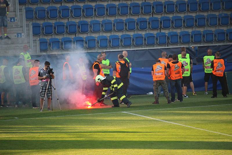 Hosty ze Zlína, Bratislavy i Brna, kteří se přijeli do Uherského Hradiště podívat na zápas o Československý pohár mezi FK Fastav Zlín a ŠK Slovan Bratislava, musela po městě doprovázet policie.