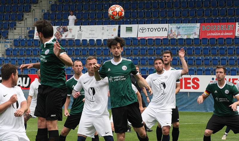 Tým FC Vinaři České republiky (bílé dresy) se dostal na domácím mistrovství Evropy ve fotbale až do finále, když Německo porazil na penalty.