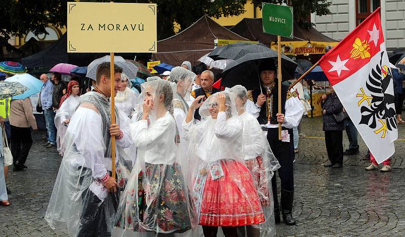 Tradičnímu defilé na Masarykově náměstí nepřálo počasí.