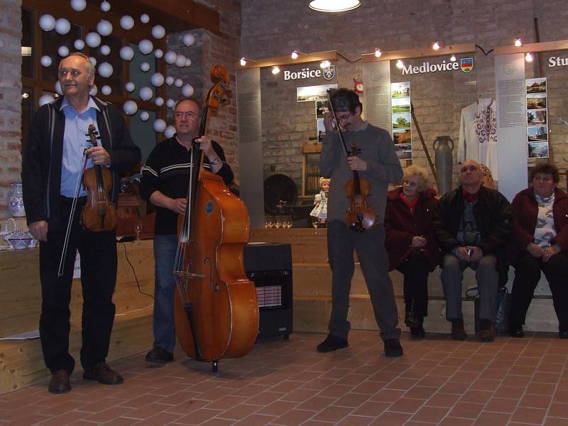 Výstavu Bývávaly finanční krize... zahájili v buchlovickém Muzeu Podhradí. Desítky návštěvníků si její exponáty prohlížely a k tomu jim hrála cimbálová muzika Burčáci.