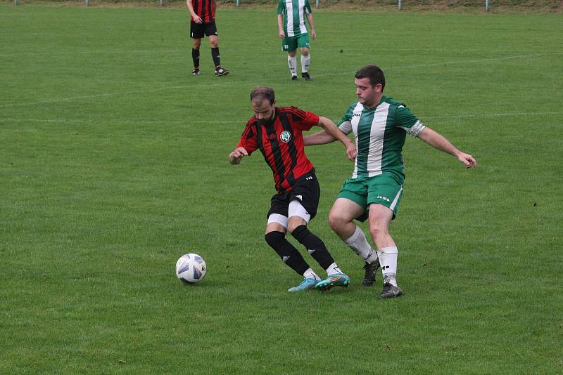 Fotbalisté Zlechova (červenočerné dresy) v 6. kole I. B třídy skupiny C zdolali Ostrožskou Novou Ves 1:0.