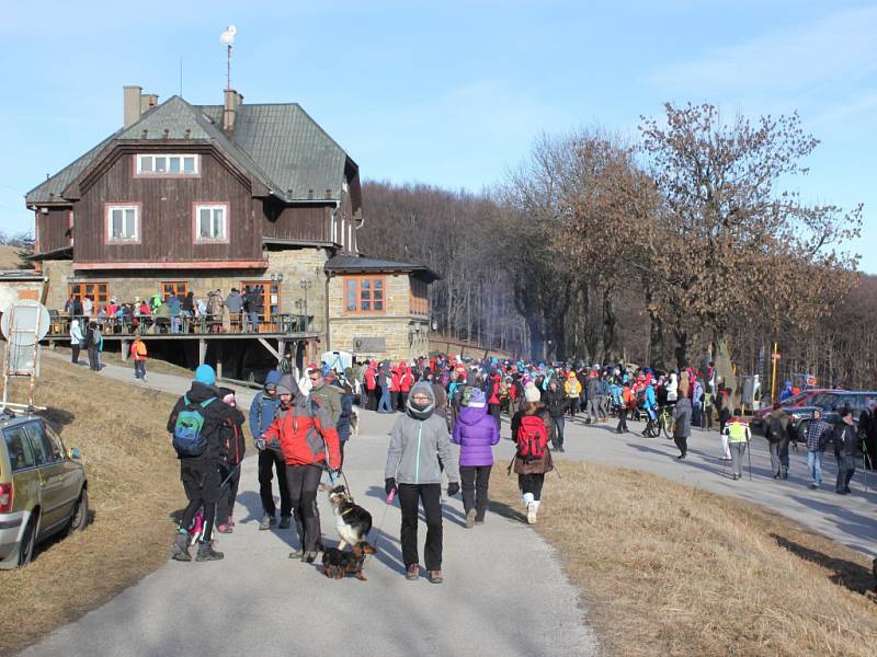 Letošní ročník silvestrovského výstupu na vrchol Velké Javořiny provázel nezvykle ledové vítr.