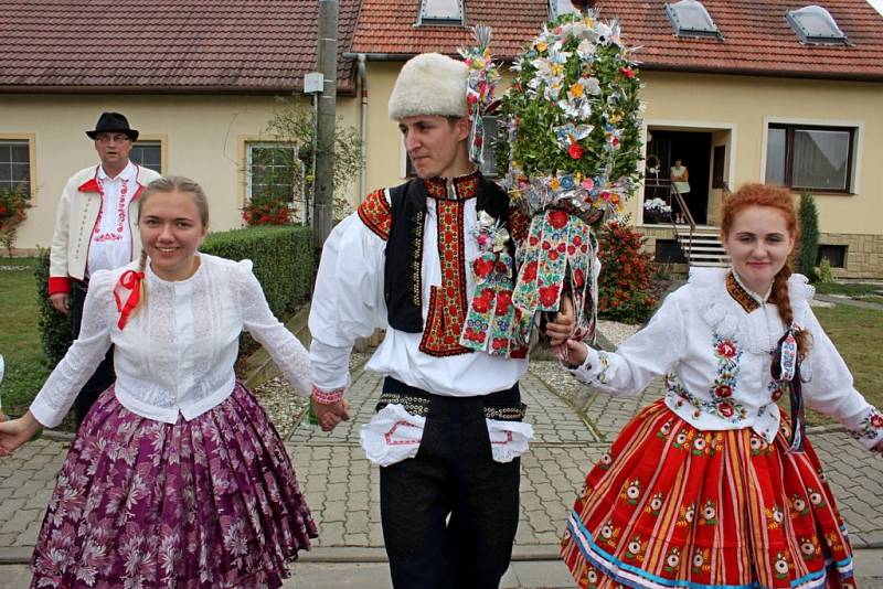 Ve volnějším stylu obešla kostelanská hodová chasa dědinu s atributy hodů – právy i s kasičkami.