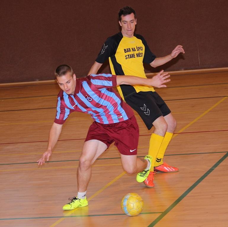 Futsalová liga Uherskohradišťska začala 1. kolem. Snímky jsou z utkání Trabzon – FC Banda (ve žlutém) 1:6 (0:3).