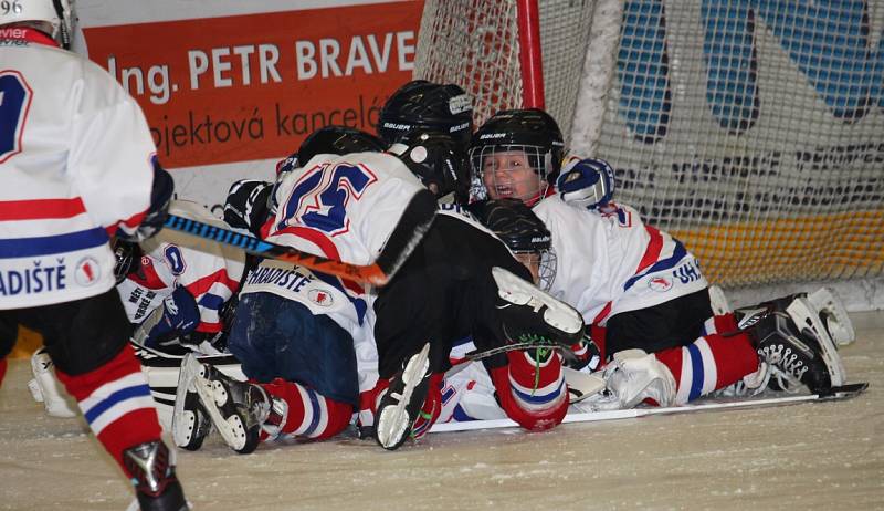 Druháci HC Uherské Hradiště se představili na turnaji ve Vsetíně, kde se utkali s domácími týmy a Brumovem. Všechny zápasy s velkým přehledem vyhráli.