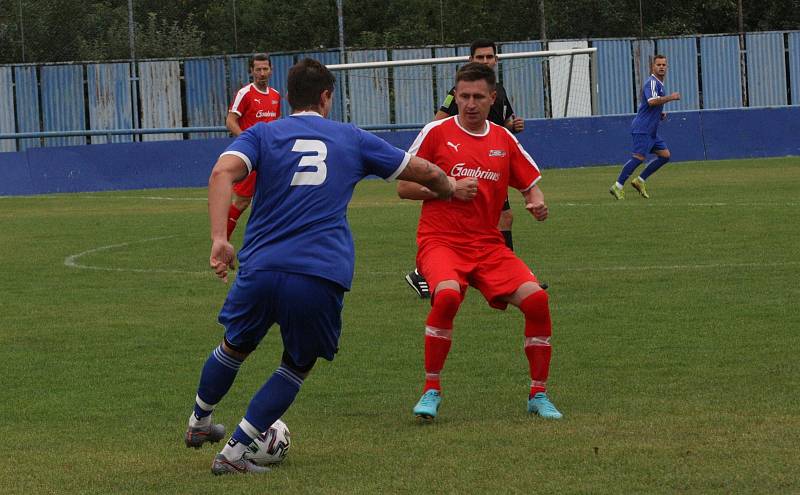 Fotbalisté Kunovic (modré dresy) ve 3. kole krajské I. A třídy skupiny B podlehli Újezdci 1:4.