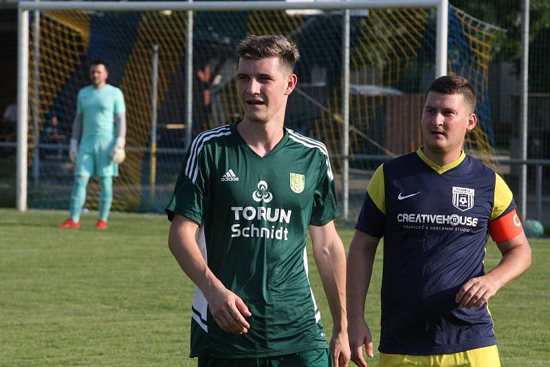 Fotbalisté Prakšic (modrožluté dresy) v I. kole krajského poháru Zlínska podlehli favorizované Nivnici 0:3.